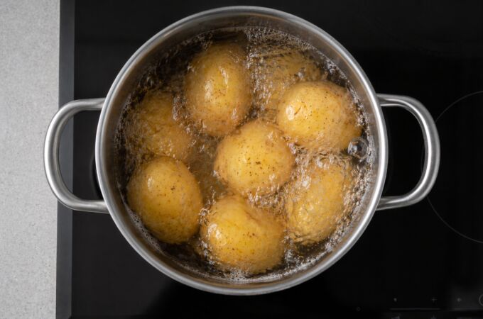 Ni se te ocurra hervir patatas sin este ingrediente: 