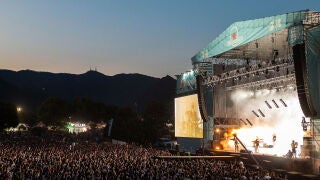 El grupo Love of Lesbian durante su actuación ayer sábado en la tercera jornada del festival internacional de Benicasim (FIB 2022) que se celebra en la localidad castellonense. El grupo Love of Lesbian durante su actuación ayer sábado en la tercera jornada del festival internacional de Benicasim (FIB 2022) que se celebra en la localidad castellonense.