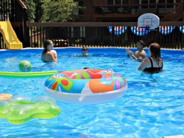 Niños jugando en una piscina Niños jugando en una piscina