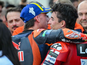 Motociclismo/GP Países Bajos.- Pedro Acosta: "Fichar por Ducati es una oportunidad para aprender de Marc Márquez" June 7, 2026, Balaton Park, Hungary: MARQUEZ Marc (spa), Ducati Lenovo Team, Ducati Desmosedici GP26, portrait celebrates his 100th Grand Prix with ACOSTA Pedro (spa), Red Bull KTM Factory Racing, KTM RC16, portrait during the 2026 MotoGP Grand Prix of Hungary , on Balaton Park circuit, from June 5 to 7, in HungaryEuropa Press/Contacto/Gigi Soldano07/06/2026 ONLY FOR USE IN SPAIN