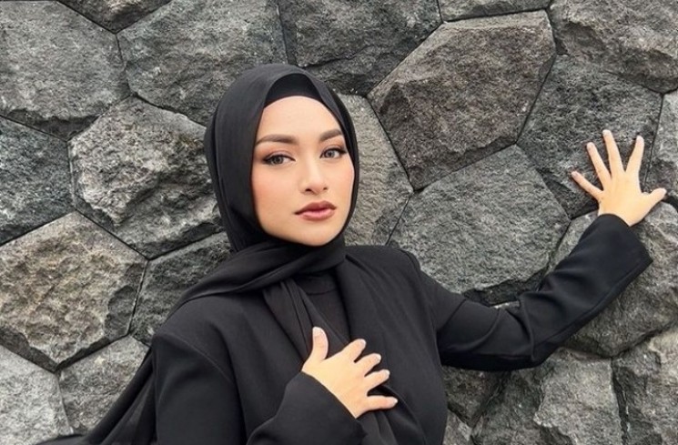 Nathalie Holscher Foto Pakai Hijab Hitam.(Instagram/@nathalieholscher)