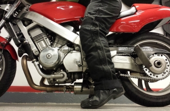 Bertubuh Mungil? 3 Tips Ini Bisa Membantu Kamu Berkendara dengan Sepeda Motor