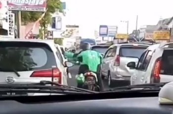 Aksi Heroik Sopir Ojol, Buka Jalan buat Ambulans