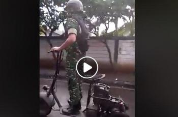 Aksi Anggota TNI Kendarai Vespa Modifikasi ini Sita Perhatian