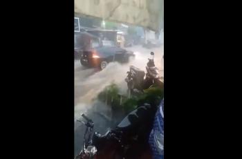 Mobil-Mobil Ini Lawan Arus Banjir, Netizen Nggak Heran
