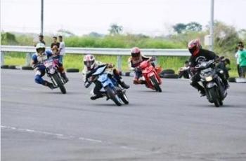 Nekat ke Jalan, Ulah Penonton Balap Liar Ini Bikin Serangan Jantung Mini