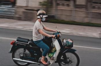 Ini Bahaya Pakai HP saat Naik Motor, Pengendara Lain Yang Kena Getahnya