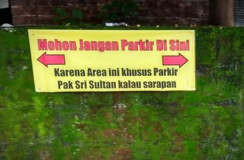 Spanduk Larangan Parkir Ini Bikin Rakyat Jelata Ogah Cari Ribut, Kok Bisa?