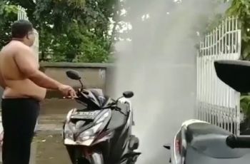 Iseng Geber Honda Vario Biar Air Nyiprat, Endingnya Bikin Malu, dan Nyeri!