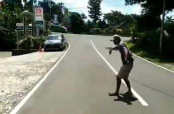 Aksi Kocak Tukang Parkir di Tengah Sepinya Pengunjung, Bikin Perasaan Campur Aduk