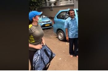 Efek Corona, Perempuan ini Beri Bantuan Dana Ke Sopir Taksi dan Ojol