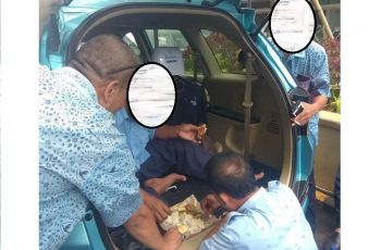 Potret Sopir Taksi Makan Di Mobil Bikin Prihatin, 1 Bungkus Untuk 4 Orang