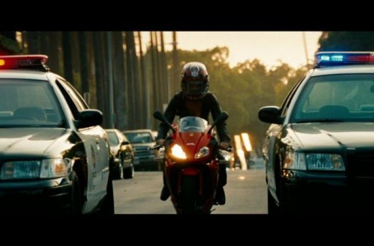 Megan Fox ketika naik motor sport di film Transformers (spotern.com)