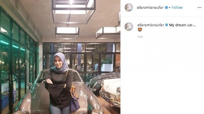 Olla Ramlan berpose dengan mobil impian. (Instagram/@ollaramlanaufar)
