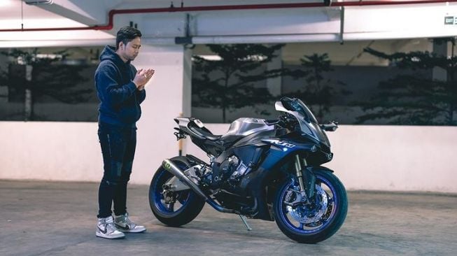 Doni Salmanan bersama Yamaha R1M yang dilelang untuk bantuan covid-19 (Instagram)